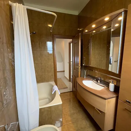 Tavernola - A Due Passi Dal Traghetto *