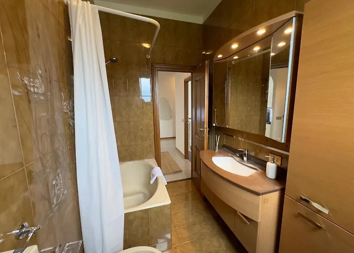 Tavernola - A Due Passi Dal Traghetto *